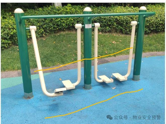 管控要点——太空漫步机（立式荡板）凯发k8娱乐登录公区健身器材安全(图2)